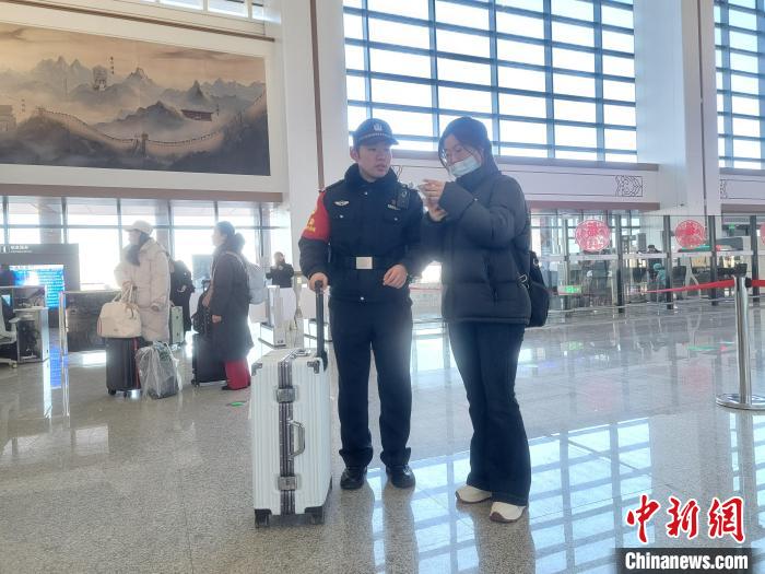 （新春走基層）春運(yùn)一線的“父子兵”：守護(hù)萬家團(tuán)圓路