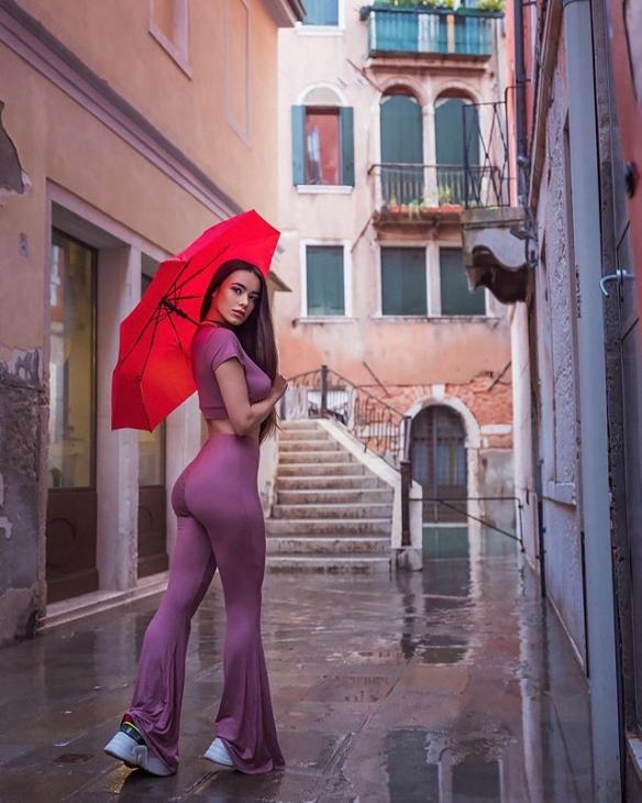 蜜瓜美臀+“胸”猛歐派！意大利辣妹Eleonora性感私照