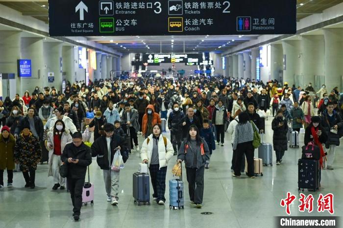 四川成都：春節(jié)假期軌道交通線網(wǎng)運送乘客2311萬人次
