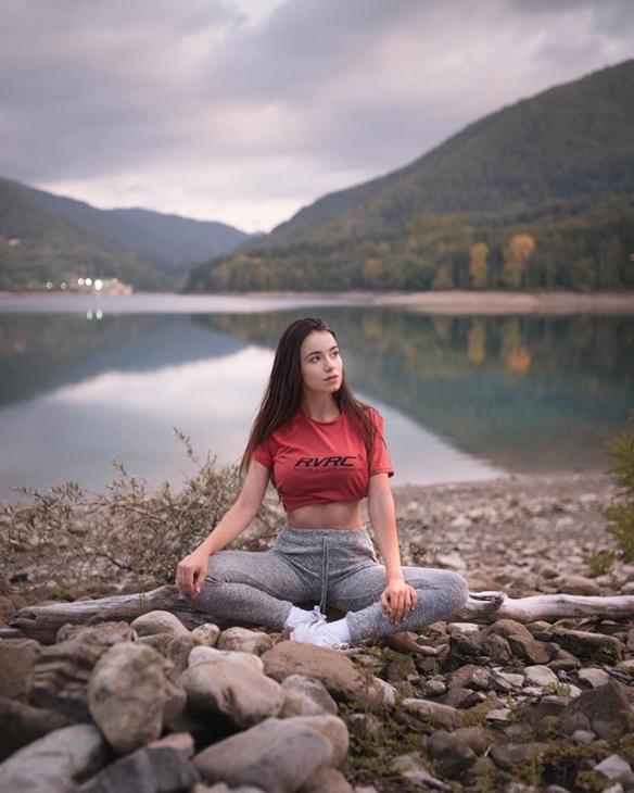 蜜瓜美臀+“胸”猛歐派！意大利辣妹Eleonora性感私照