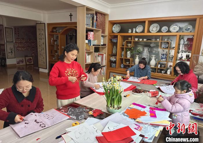 （新春走基層）AI剪紙?zhí)匦ё呒t網(wǎng)絡(luò) 剪紙藝術(shù)家冀傳承火種不滅