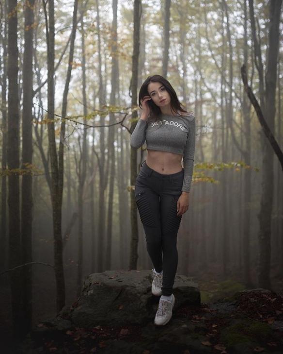 蜜瓜美臀+“胸”猛歐派！意大利辣妹Eleonora性感私照