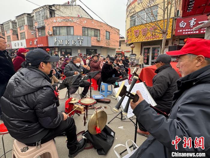 （新春走基層）傳統(tǒng)文化煥發(fā)新春活力 百年淮海戲再掀熱潮