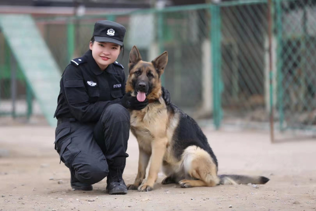 美女生物生“變身”成為優(yōu)秀警犬訓(xùn)導(dǎo)員