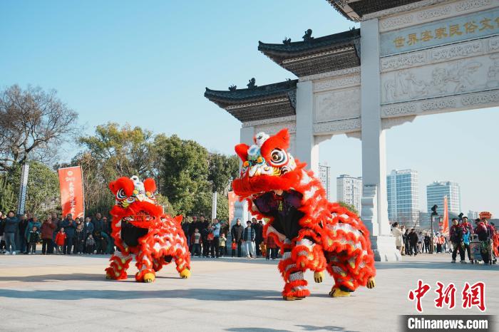 （新春走基層）舞瑞獅 板龍燈 非遺引領(lǐng)江西春節(jié)文旅新潮流