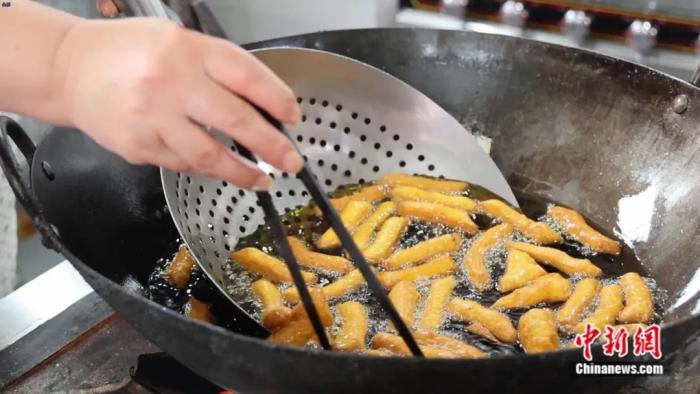 尋味新疆錫伯族春節(jié)必備小吃：“馃子額芬”