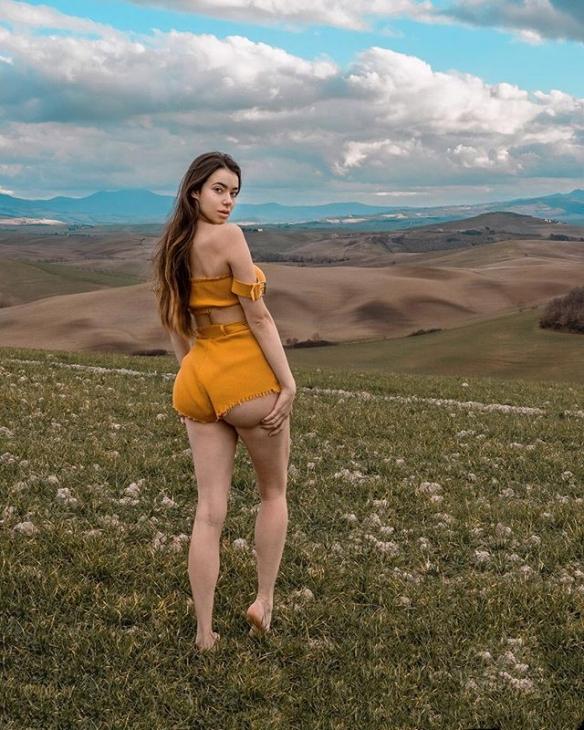 蜜瓜美臀+“胸”猛歐派！意大利辣妹Eleonora性感私照