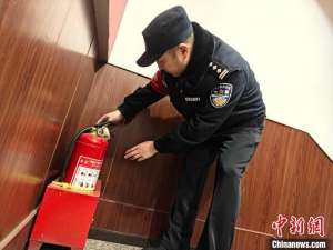 （新春走基層）春運一線的“父子兵”：守護萬家團圓路