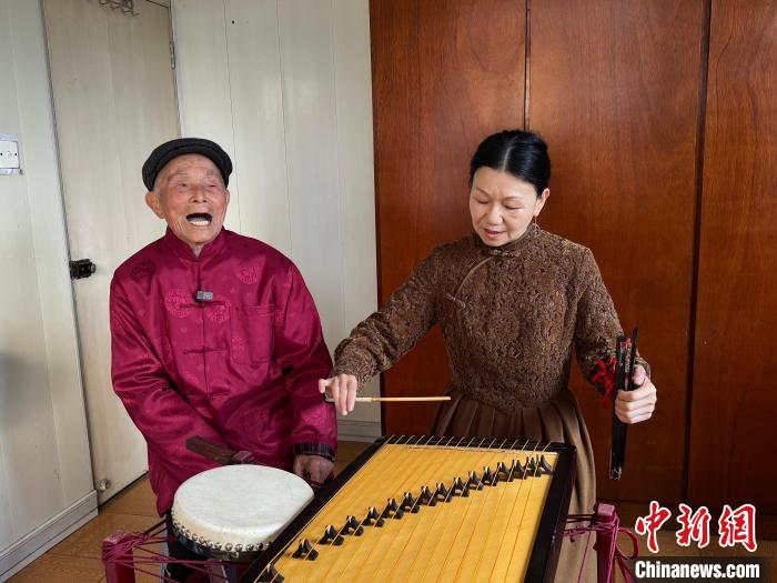（新春走基層）高壽曲藝藝術(shù)家新春獻藝送祝福 聲聲鼓詞傳遞濃濃年味