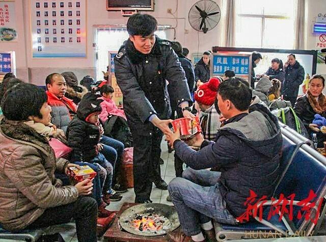 冰雪滯留旅客，那些發(fā)生在懷化汽車站里的暖心故事