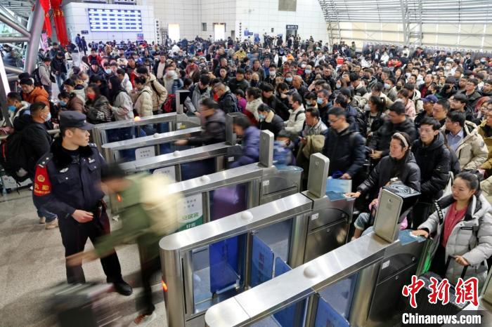 全國鐵路公安精準疏導 確保春運返程客流高峰平穩(wěn)有序