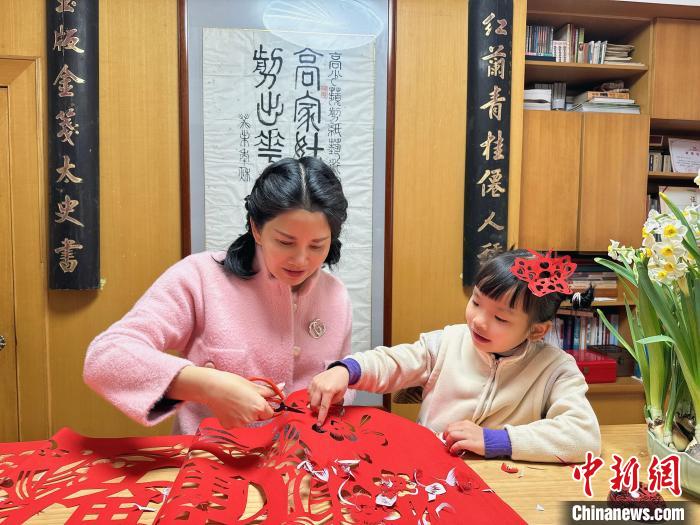 （新春走基層）AI剪紙?zhí)匦ё呒t網(wǎng)絡(luò) 剪紙藝術(shù)家冀傳承火種不滅