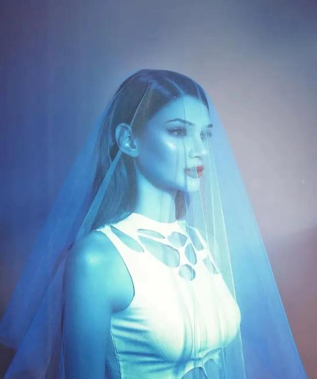 難以抗拒！烏克蘭超模艾麗尼亞，性感女神與氣質(zhì)女王交融