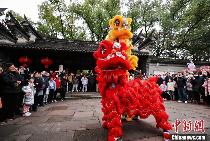 （新春走基層）浙江寧波百年戲臺迎新春 舞獅戲韻年味濃