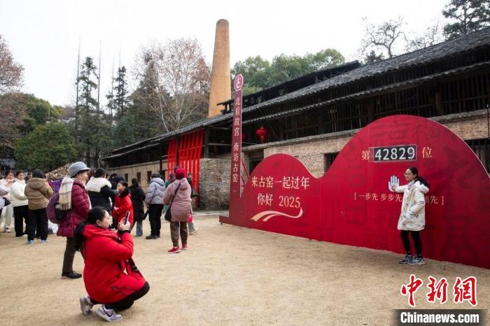 逛博物館看燈會(huì)賞非遺 江西景德鎮(zhèn)春節(jié)文旅“大餐”精彩紛呈
