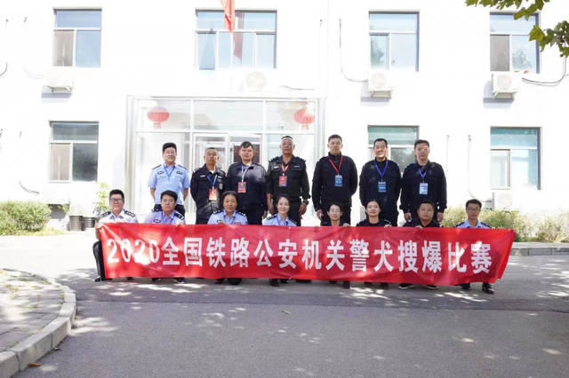 美女生物生“變身”成為優(yōu)秀警犬訓(xùn)導(dǎo)員
