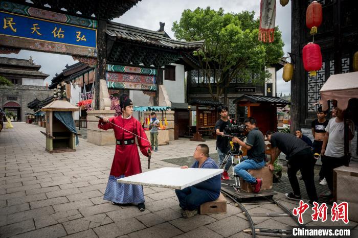 （新春走基層）浙江影視文化產(chǎn)業(yè)節(jié)后忙開(kāi)工 短劇拍攝“等不及”
