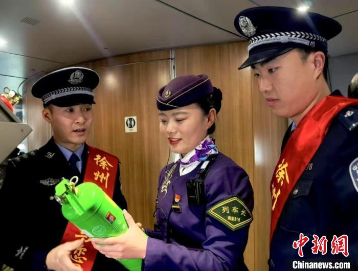 列車上的“三大隊(duì)”：春運(yùn)一線守護(hù)旅客平安出行