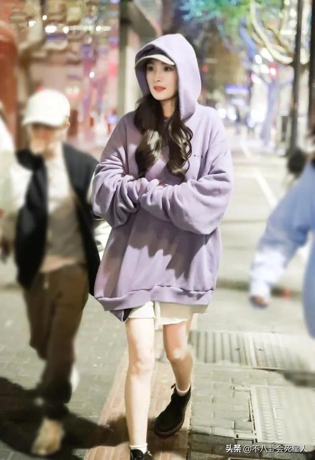 膝蓋內(nèi)扣、外八字，這9位“半身美女”，走路姿勢(shì)簡(jiǎn)直毀形象