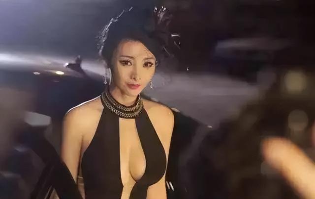 低胸、露內(nèi)褲，這些女明星，為了博眼球把“誘惑”玩明白了