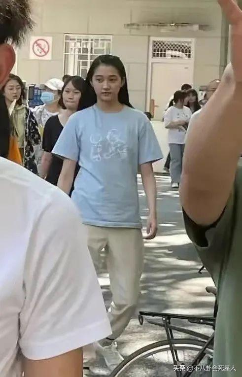 膝蓋內(nèi)扣、外八字，這9位“半身美女”，走路姿勢(shì)簡(jiǎn)直毀形象
