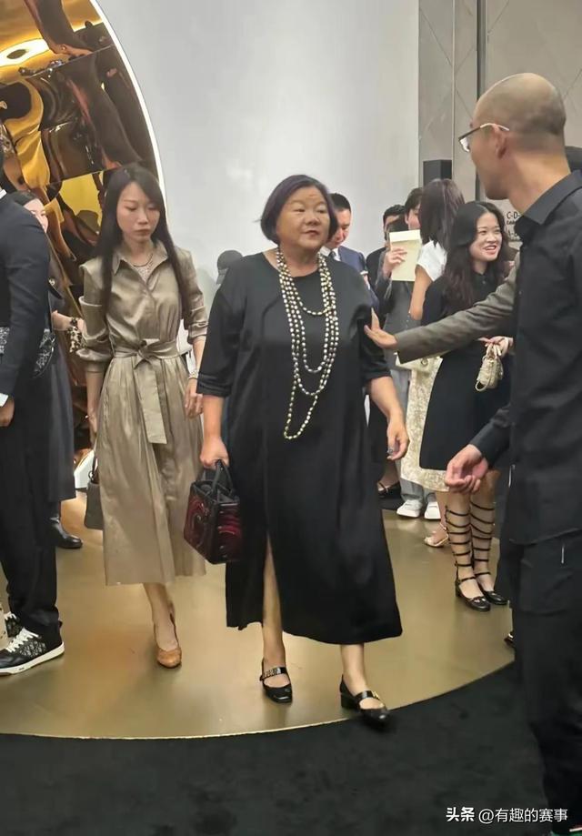 洪晃又老又胖，卻讓鞏俐都黯然失色，原來“不美”是上位者的特權