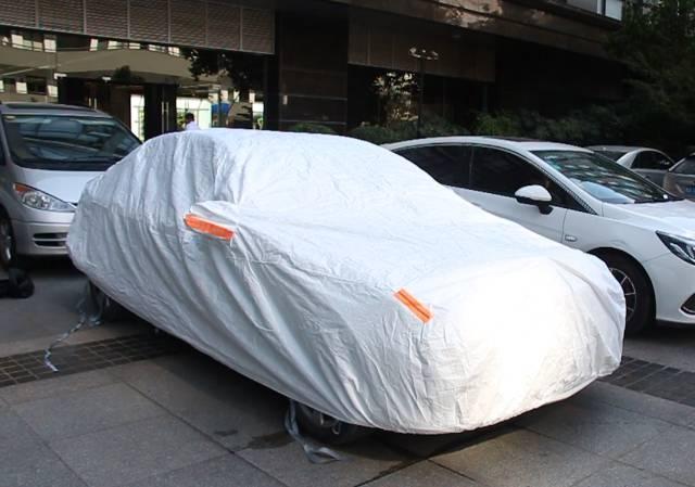 天這么熱，車子也怕曬，花小錢買個車衣保護車漆，省掉大頭