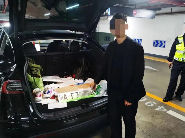 成都一輛“特斯拉”掛兩個(gè)車(chē)牌上路！