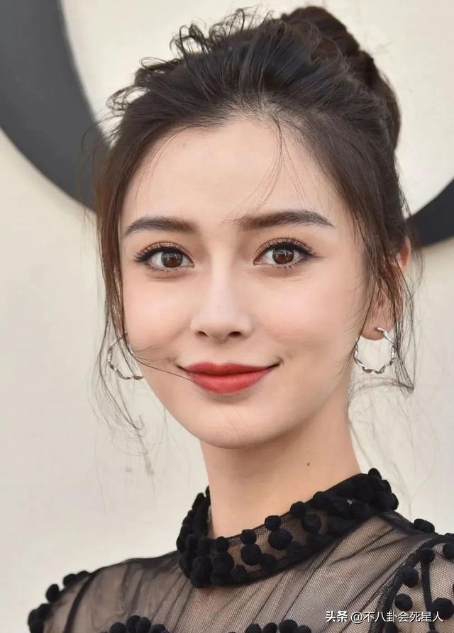膝蓋內(nèi)扣、外八字，這9位“半身美女”，走路姿勢(shì)簡(jiǎn)直毀形象