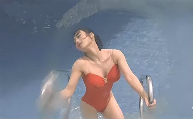 揭秘：女星的胸，捂著，到底想不想給你看？