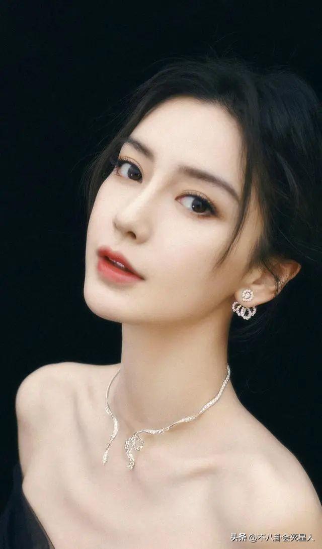 膝蓋內(nèi)扣、外八字，這9位“半身美女”，走路姿勢(shì)簡(jiǎn)直毀形象