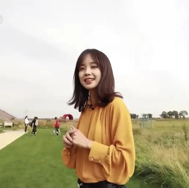 央視美女小記者低調(diào)走紅，笑容甜美，顏值扛得住高清鏡頭考驗(yàn)