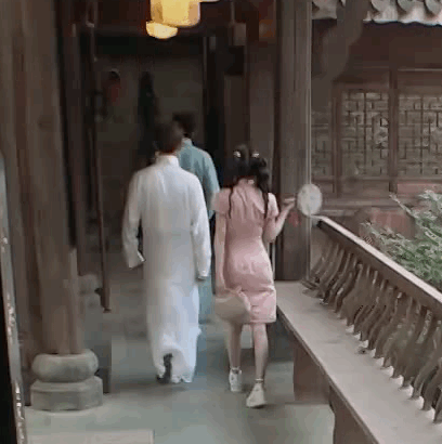 膝蓋內(nèi)扣、外八字，這9位“半身美女”，走路姿勢(shì)簡(jiǎn)直毀形象