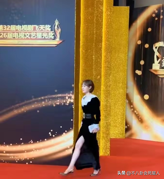 膝蓋內(nèi)扣、外八字，這9位“半身美女”，走路姿勢(shì)簡(jiǎn)直毀形象