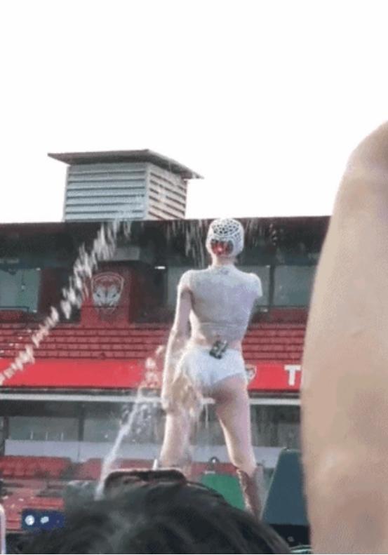 低胸、露內(nèi)褲，這些女明星，為了博眼球把“誘惑”玩明白了