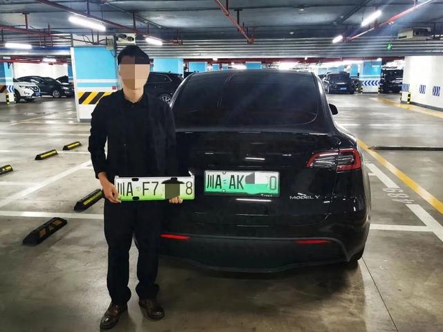 成都一輛“特斯拉”掛兩個(gè)車(chē)牌上路！
