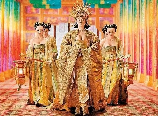揭秘：女星的胸，捂著，到底想不想給你看？