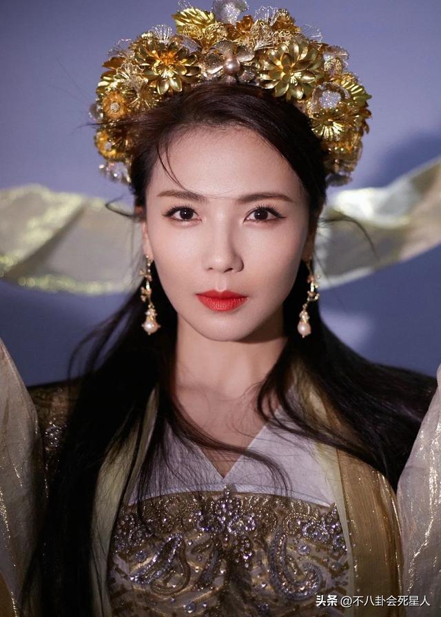 膝蓋內(nèi)扣、外八字，這9位“半身美女”，走路姿勢(shì)簡(jiǎn)直毀形象
