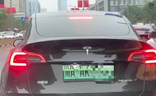 成都一輛“特斯拉”掛兩個(gè)車(chē)牌上路！