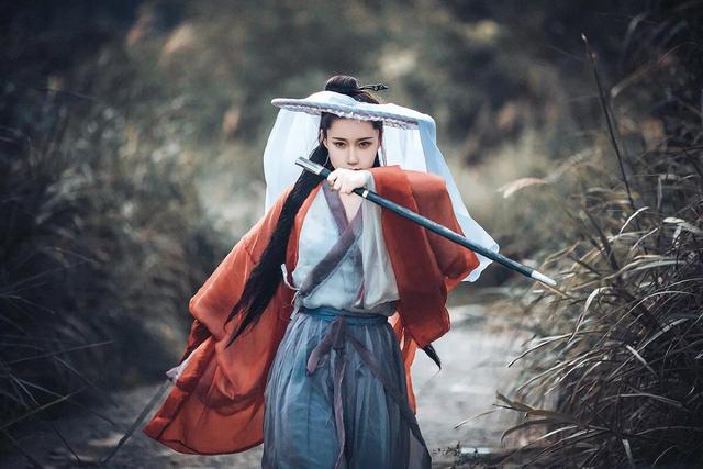 脾氣暴躁的美女狠人，出手凌厲的武林高手，紅衣女劍客