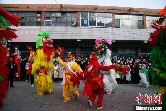 （新春走基層）“中國(guó)高蹺之鄉(xiāng)”社火調(diào)演熱鬧非凡 民眾盡享視覺(jué)盛宴