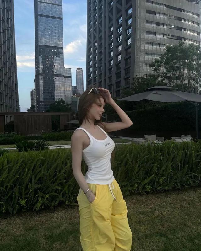 美女模特Stormi，纖腰翹臀，凹凸身材，極品大長腿，太頂了！