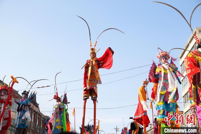 （新春走基層）“中國(guó)高蹺之鄉(xiāng)”社火調(diào)演熱鬧非凡 民眾盡享視覺(jué)盛宴
