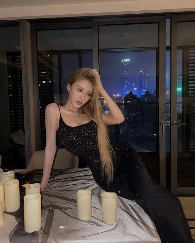 美女模特Stormi，纖腰翹臀，凹凸身材，極品大長腿，太頂了！