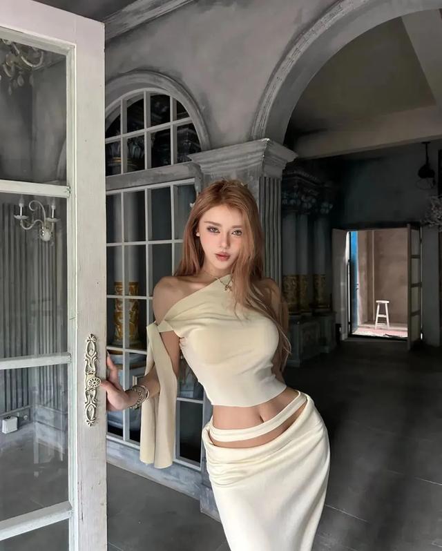 美女模特Stormi，纖腰翹臀，凹凸身材，極品大長腿，太頂了！