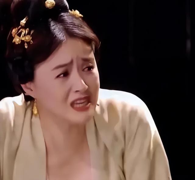 肉感女神蔣欣太豐滿了！大胸肥臀，勻稱、前凸后翹身材太迷人 -