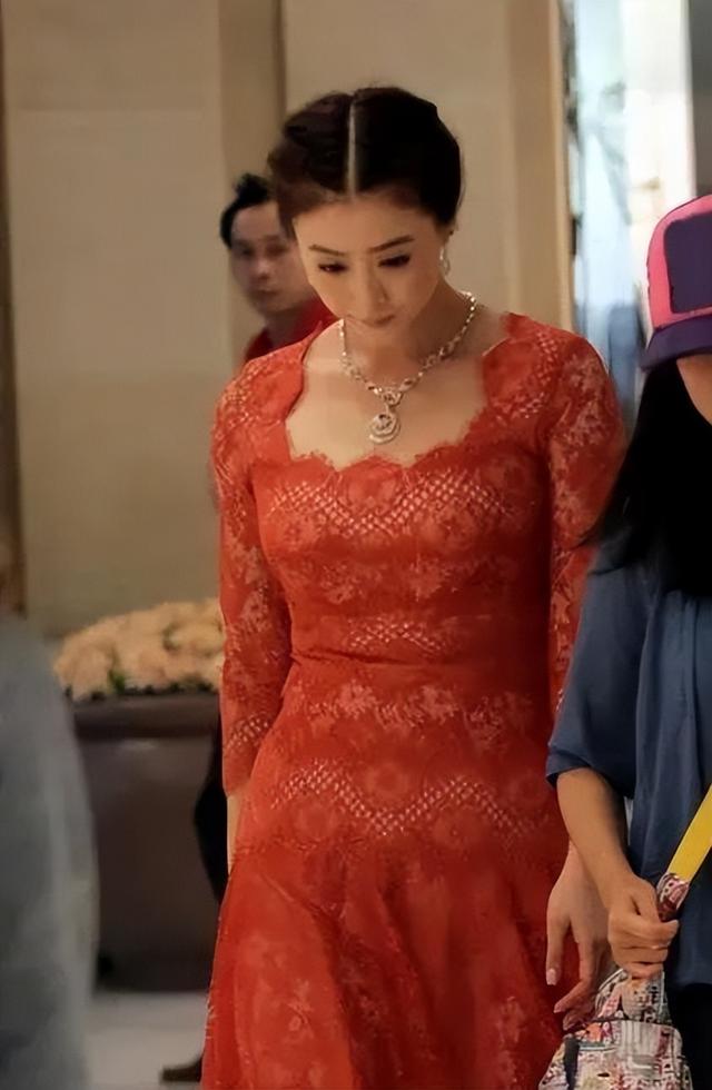 肉感女神蔣欣太豐滿了！大胸肥臀，勻稱、前凸后翹身材太迷人 -