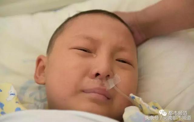 為救弟弟，河大美女放棄高薪，扛貨打雜，連男友都棄她而去……