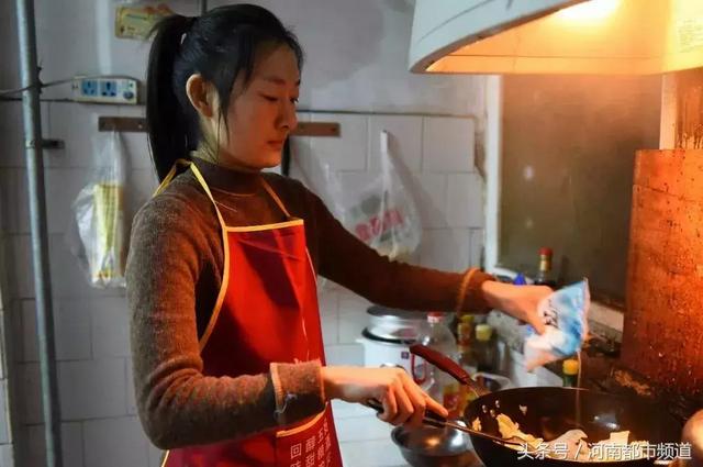 為救弟弟，河大美女放棄高薪，扛貨打雜，連男友都棄她而去……