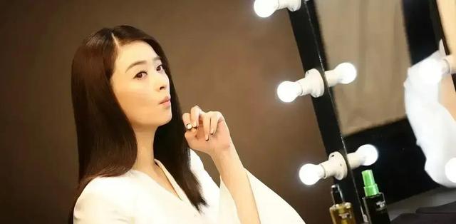 肉感女神蔣欣太豐滿了！大胸肥臀，勻稱、前凸后翹身材太迷人 -